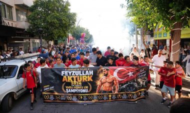 Akhisar’ın Evladı Feyzullah Aktürk Şampiyonluk Gururunu Hemşehrileriyle Paylaştı