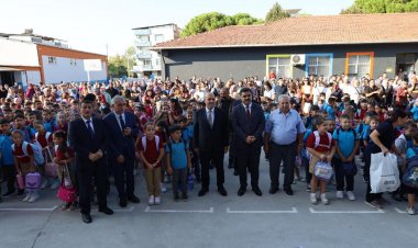 Akhisar’da Yeni Eğitim Öğretim Yılının İlk Zilini Kaymakam Mustafa Can Çaldı