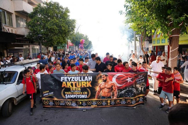 Akhisar’ın Evladı Feyzullah Aktürk Şampiyonluk Gururunu Hemşehrileriyle Paylaştı