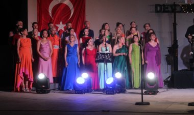 Akhisar Belediyesi Popüler Müzik Korosu’ndan “Karışık Kaset” Konseri